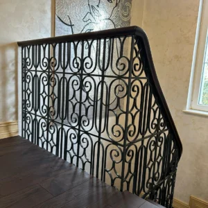 art deco Villa içi dekoratif ferforje merdiven korkuluk tasarımı – Savfer lüks serisi.