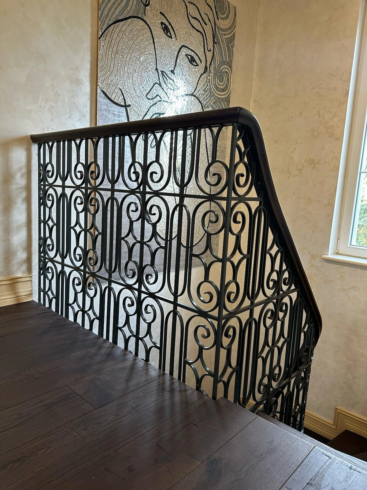 art deco Villa içi dekoratif ferforje merdiven korkuluk tasarımı – Savfer lüks serisi.