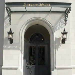 Modern ve klasik çizgilerle harmanlanmış Savfer ferforje apartman giriş kapısı.