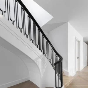 Villa içi dekoratif ferforje merdiven korkuluk tasarımı – Savfer lüks serisi.