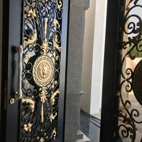 Savfer Metal özel tasarım ferforje bina giriş kapısı modelleri ve el işçiliği detaylar.